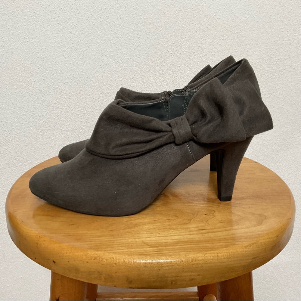 East 5th Grey Suede Sarabeth Grey Bow Ankle Booties Size 7.5M